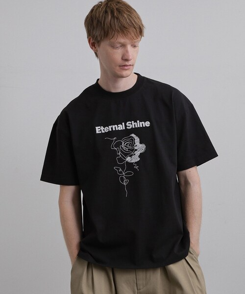 tk.TAKEO KIKUCHI(ティーケータケオキクチ)の「ロゴフラワー刺繍Tシャツ(Tシャツ/カットソー・メンズ・ホワイト/ブラック/ブルー・02/03/04)」の2枚目の写真