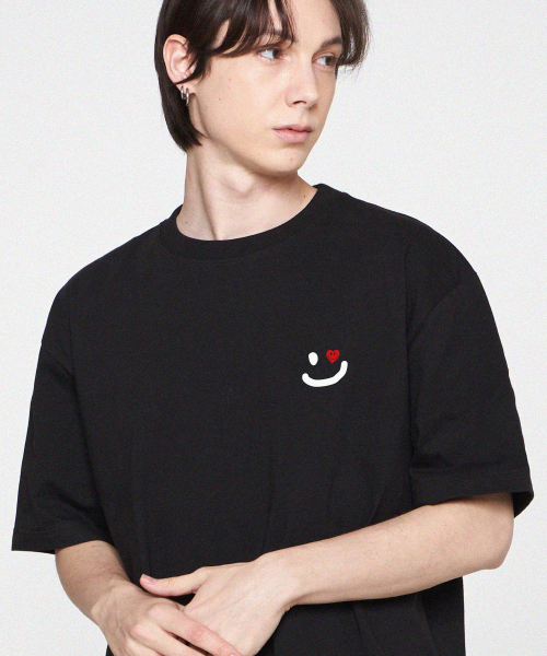 GRAVER（グレーバー）の「[ユニセックス]ドローイングスマイルスモールハート半袖Tシャツ_ブラック（Tシャツ/カットソー・レディース・ブラック・LARGE/MEDIUM/SMALL）」の2枚目の写真