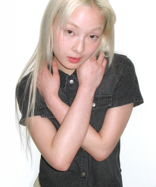 AMESWORLDWIDE(アメスワールドワイド)の「DENIM SHORTSLEEVE SHIRTS BLACK(シャツ/ブラウス・レディース・その他・FREE)」の2枚目の写真