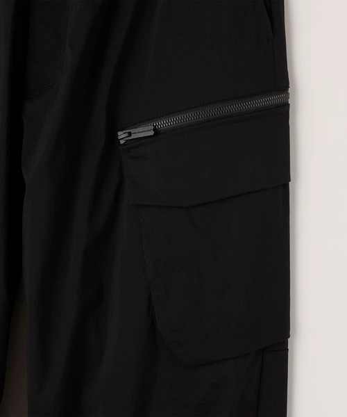 WHITE MOUNTAINEERING(ホワイトマウンテニアリング)の「【White Mountaineering/ホワイトマウンテニアリング】WIDE CARGO JOGGER PANTS(カーゴパンツ・メンズ・ブラック・1/000)」の4枚目の写真