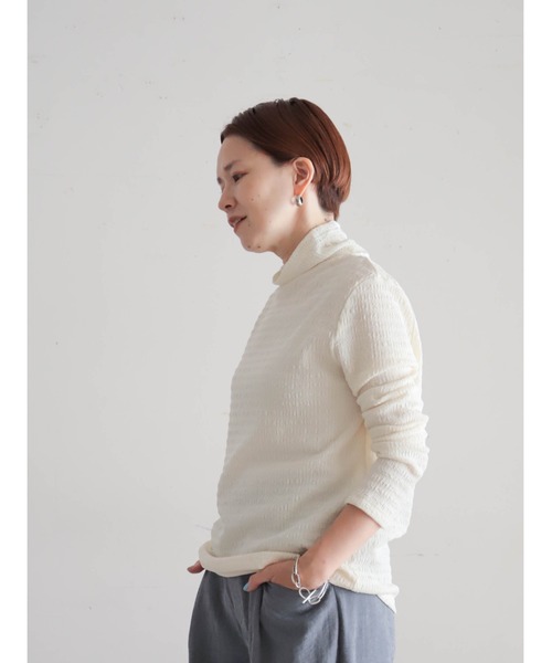 FIL DE FER(フィルデフェール)の「ランダムテクスチャーリブ メッシュネックタートルプルオーバー(Tシャツ/カットソー・レディース・ホワイト/ブラック・FREE)」の10枚目の写真