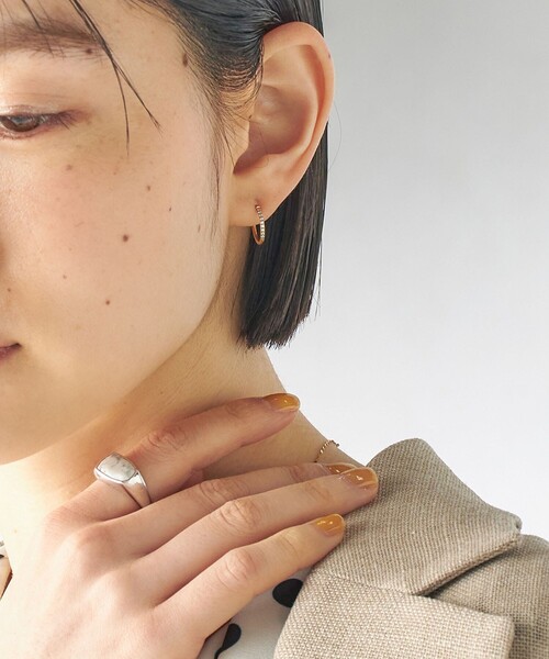 SHIPS（シップス）の「ステンレス ジルコニア ミニ フープ ピアス（ピアス（両耳用）・レディース・ゴールド/シルバー・ONE SIZE）」の6枚目の写真