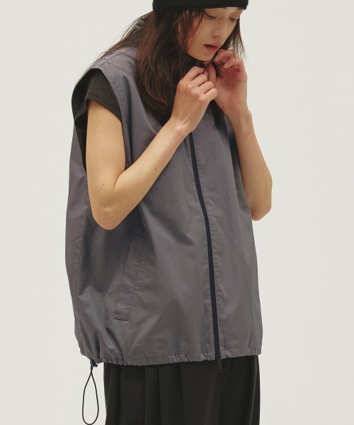 TODAYFUL(トゥデイフル)の「Standcollar Zip Vest(ベスト・レディース・ブラック/ライトグレー・FREE)」の2枚目の写真