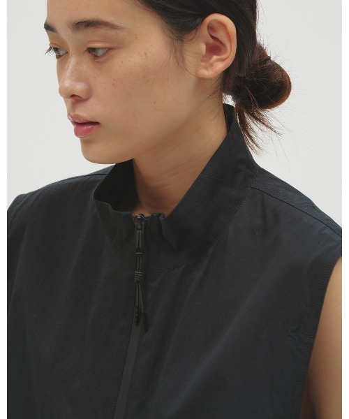 TODAYFUL(トゥデイフル)の「Standcollar Zip Vest(ベスト・レディース・ブラック/ライトグレー・FREE)」の8枚目の写真