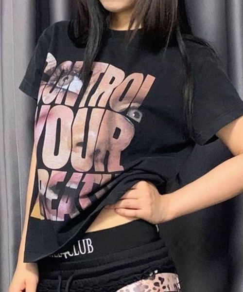 ViViDAY(ビビデー)の「顔in英字プリントtシャツ(Tシャツ/カットソー・レディース・ホワイト/ブラック・M)」の2枚目の写真