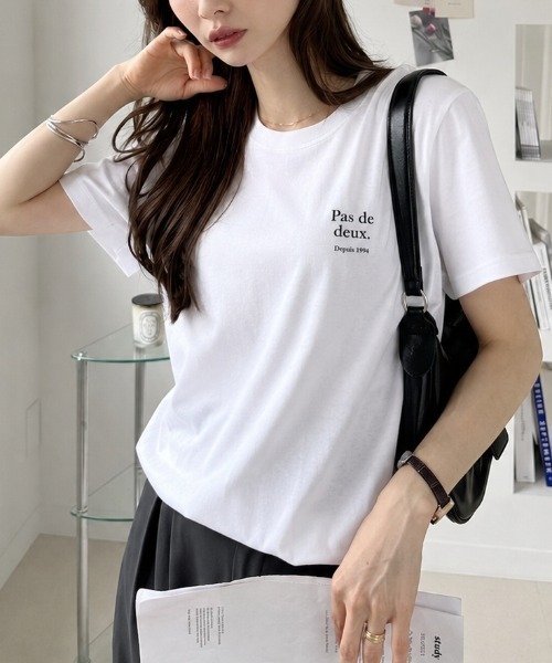 sowme.(ソウミー)の「きれいめに着回せる◎【ワンポイント フレンチロゴ ベーシック Tシャツ】(Tシャツ/カットソー・レディース・ホワイト系その他/ホワイト・LARGE/MEDIUM/SMALL)」の2枚目の写真