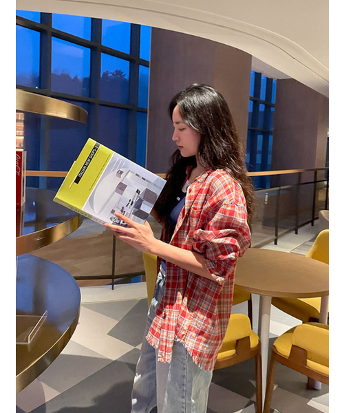 MORVE13（モルブ13）の「ボーダーカットオフオーバーサイズチェックシャツ（レッド）（シャツ/ブラウス・レディース・レッド/ネイビー・FREE）」の4枚目の写真