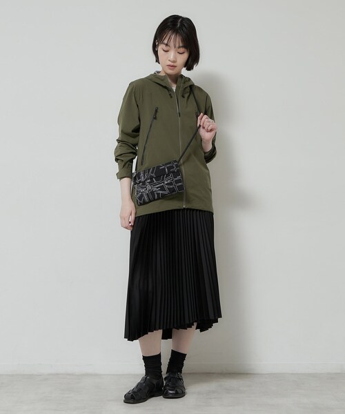 HIROKO HAYASHI(ヒロコハヤシ)の「COMODA(コモダ)サコッシュ(ショルダーバッグ・レディース・ブラック系/ベージュ系4・00)」の4枚目の写真