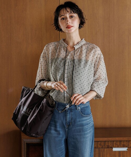 23区(ニジュウサンク)の「フロッキードット ブラウス(シャツ/ブラウス・レディース・ブラック系/ダークブラウン系/ベージュ系・38)」の3枚目の写真