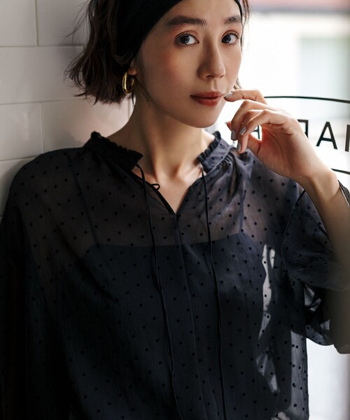 23区(ニジュウサンク)の「フロッキードット ブラウス(シャツ/ブラウス・レディース・ブラック系/ダークブラウン系/ベージュ系・38)」の5枚目の写真