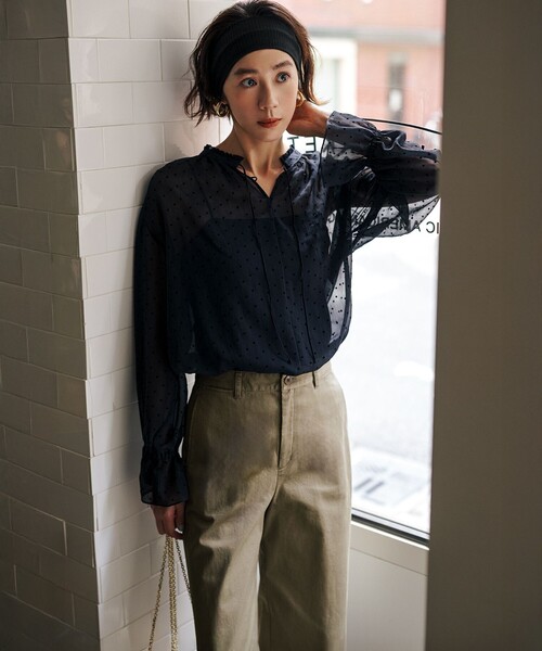 23区(ニジュウサンク)の「フロッキードット ブラウス(シャツ/ブラウス・レディース・ブラック系/ダークブラウン系/ベージュ系・38)」の6枚目の写真