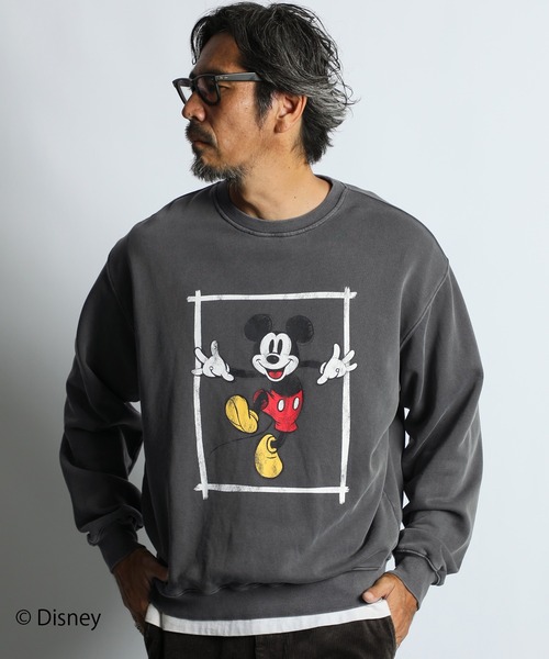 The DUFFER of ST.GEORGE（ザダファーオブセントジョージ）の「【WEB限定アイテム】＜Mickey Mouse＞ CREW SWEAT：<ミッキーマウス> クルースウェット（スウェット・メンズ・チャコールグレー/ピンク・X-LARGE/LARGE/MEDIUM/SMALL）」の2枚目の写真