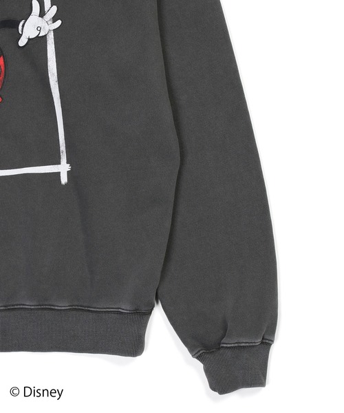 The DUFFER of ST.GEORGE（ザダファーオブセントジョージ）の「【WEB限定アイテム】＜Mickey Mouse＞ CREW SWEAT：<ミッキーマウス> クルースウェット（スウェット・メンズ・チャコールグレー/ピンク・X-LARGE/LARGE/MEDIUM/SMALL）」の7枚目の写真