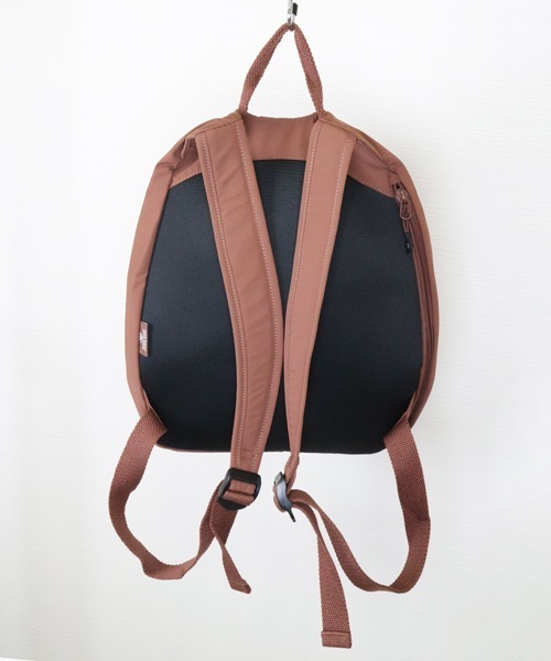 Alum'(アルム)の「Urban Loop Backpack/アーバンループバックパック(バックパック/リュック・レディース・ブラック/ホワイト/グリーン/ブラウン/パープル・FREE)」の11枚目の写真