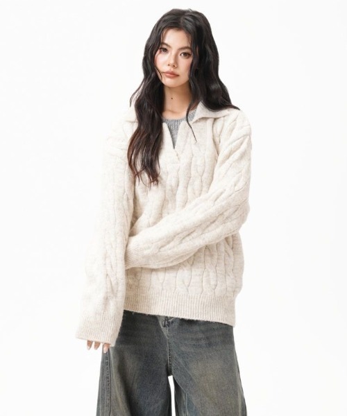 SHERU(シェル)の「ケーブル編みスキッパーカラーオーバーサイズニット(ニット/セーター・レディース・ブラック/グレー/アイボリー・M)」の9枚目の写真