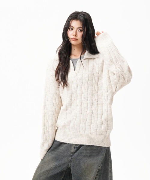 SHERU(シェル)の「ケーブル編みスキッパーカラーオーバーサイズニット(ニット/セーター・レディース・ブラック/グレー/アイボリー・M)」の10枚目の写真