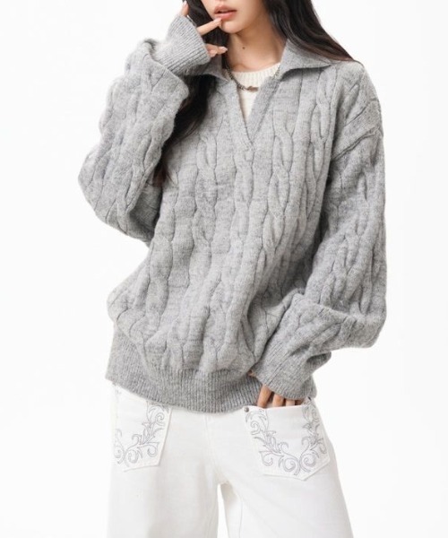 SHERU(シェル)の「ケーブル編みスキッパーカラーオーバーサイズニット(ニット/セーター・レディース・ブラック/グレー/アイボリー・M)」の14枚目の写真