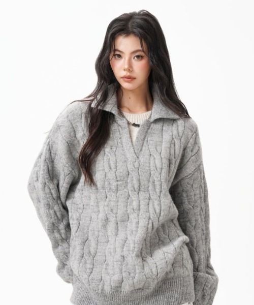 SHERU(シェル)の「ケーブル編みスキッパーカラーオーバーサイズニット(ニット/セーター・レディース・ブラック/グレー/アイボリー・M)」の15枚目の写真