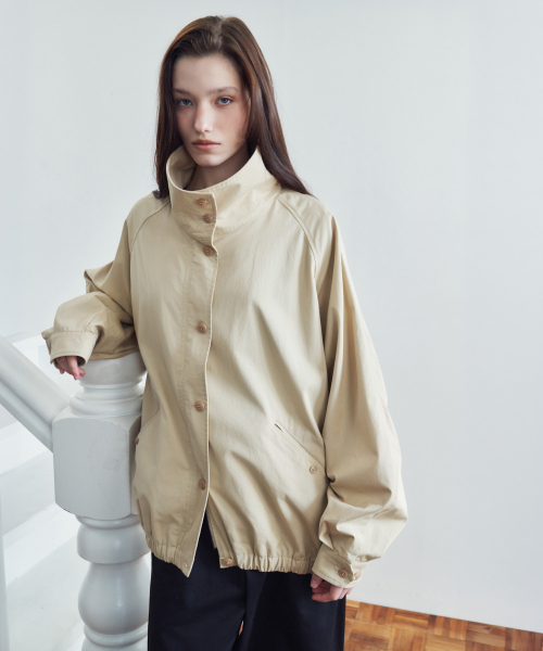 SIYAZU(シヤジュ)の「SIOT4182 ハイネックボタンブルゾン_Beige(ブルゾン・レディース・ベージュ・FREE)」の2枚目の写真