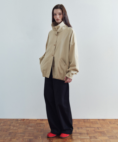SIYAZU(シヤジュ)の「SIOT4182 ハイネックボタンブルゾン_Beige(ブルゾン・レディース・ベージュ・FREE)」の3枚目の写真