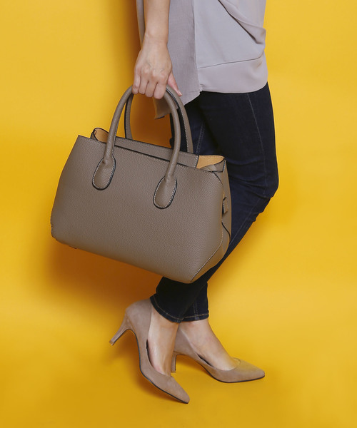 PLAIN CLOTHING(プレーンクロージング)の「【片瀬那奈さん着用】ミドルハンドバッグ/ショルダーバッグ【PALIN CLOTHING】(ハンドバッグ・レディース・ブラック/レッド/ブラウン/ネイビー・FREE)」の2枚目の写真