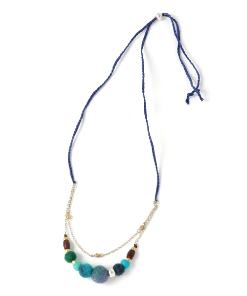 チャイハネ（チャイハネ）の「【チャイハネ】ぽんぽんフェルトロングネックレス（ネックレス・レディース・ブルー/ナチュラル/カラフル・FREE）」の2枚目の写真