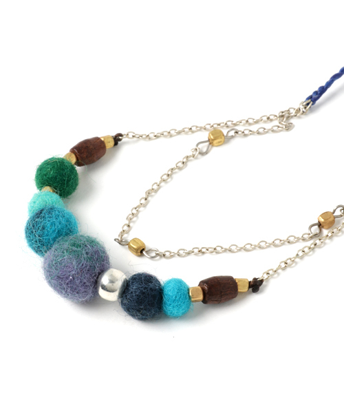 チャイハネ（チャイハネ）の「【チャイハネ】ぽんぽんフェルトロングネックレス（ネックレス・レディース・ブルー/ナチュラル/カラフル・FREE）」の4枚目の写真