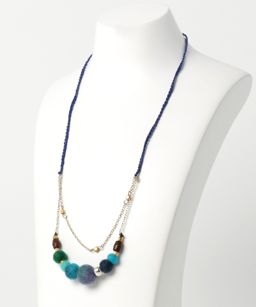 チャイハネ（チャイハネ）の「【チャイハネ】ぽんぽんフェルトロングネックレス（ネックレス・レディース・ブルー/ナチュラル/カラフル・FREE）」の6枚目の写真