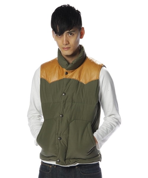 green label relaxing（グリーンレーベルリラクシング）の「C/N LEATHER COMBI ダウンベスト（ダウンベスト・メンズ・オレンジ/オリーブ/ブラック・SMALL/MEDIUM/LARGE）」の2枚目の写真