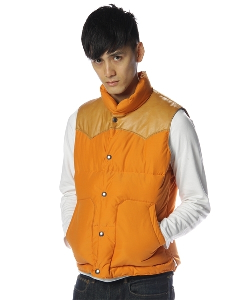 green label relaxing（グリーンレーベルリラクシング）の「C/N LEATHER COMBI ダウンベスト（ダウンベスト・メンズ・オレンジ/オリーブ/ブラック・SMALL/MEDIUM/LARGE）」の3枚目の写真