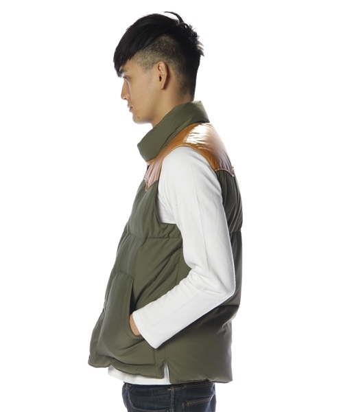 green label relaxing（グリーンレーベルリラクシング）の「C/N LEATHER COMBI ダウンベスト（ダウンベスト・メンズ・オレンジ/オリーブ/ブラック・SMALL/MEDIUM/LARGE）」の4枚目の写真