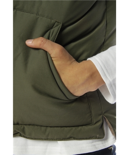 green label relaxing（グリーンレーベルリラクシング）の「C/N LEATHER COMBI ダウンベスト（ダウンベスト・メンズ・オレンジ/オリーブ/ブラック・SMALL/MEDIUM/LARGE）」の8枚目の写真