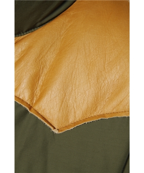 green label relaxing（グリーンレーベルリラクシング）の「C/N LEATHER COMBI ダウンベスト（ダウンベスト・メンズ・オレンジ/オリーブ/ブラック・SMALL/MEDIUM/LARGE）」の9枚目の写真