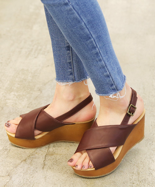 Luz Llena (glifeed） （ラズレナグリフィード）の「ウッド調ウェッジソールサンダル（サンダル・レディース・キャメル/ブラック/ダークブラウン・LARGE/X-LARGE/SMALL/MEDIUM）」の2枚目の写真