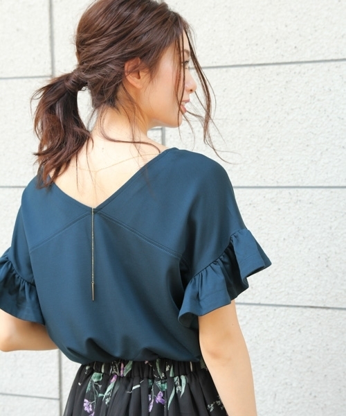 Andemiu（アンデミュウ）の「ソデフリルアクセツキＴＯＰＳ767615（シャツ/ブラウス・レディース・グリーン/ホワイト/ブラック・FREE）」の3枚目の写真