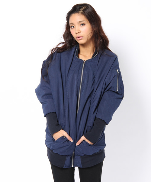 WHO'S WHO gallery（フーズフーギャラリー）の「ロングドルマンＭＡ－１（ブルゾン・レディース・グレー/ブラック/ネイビー・FREE）」の3枚目の写真