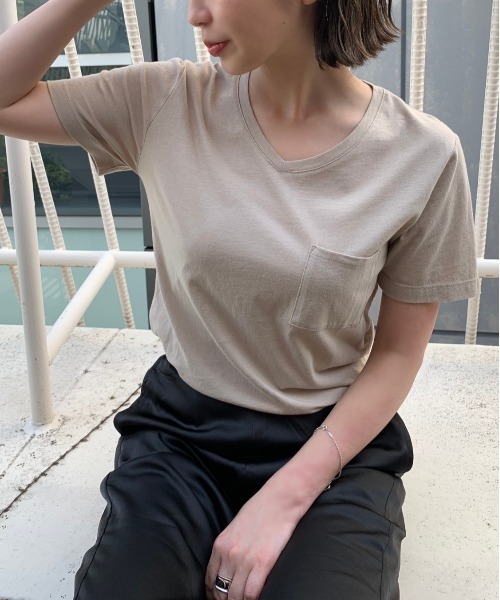 COLONY 2139(コロニートゥーワンスリーナイン)の「VネックベーシックTシャツ(Tシャツ/カットソー・レディース・ホワイト/ブラック/ベージュ/ネイビー/カーキ・SMALL/MEDIUM/LARGE)」の1枚目の写真