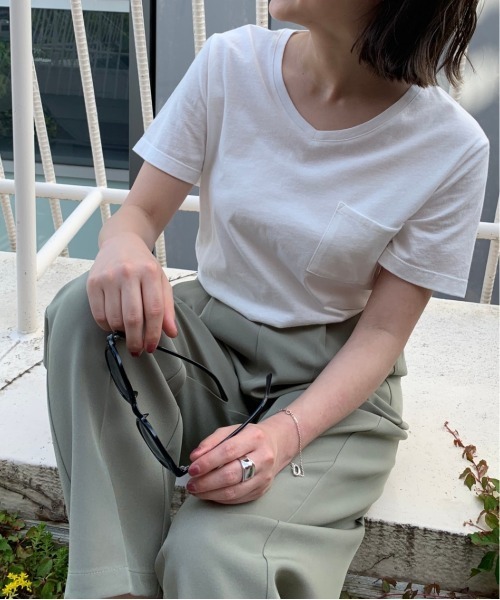 COLONY 2139(コロニートゥーワンスリーナイン)の「VネックベーシックTシャツ(Tシャツ/カットソー・レディース・ホワイト/ブラック/ベージュ/ネイビー/カーキ・SMALL/MEDIUM/LARGE)」の2枚目の写真