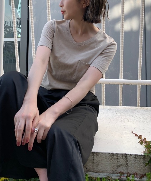 COLONY 2139(コロニートゥーワンスリーナイン)の「VネックベーシックTシャツ(Tシャツ/カットソー・レディース・ホワイト/ブラック/ベージュ/ネイビー/カーキ・SMALL/MEDIUM/LARGE)」の13枚目の写真