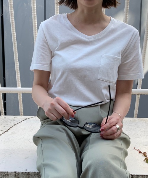 COLONY 2139(コロニートゥーワンスリーナイン)の「VネックベーシックTシャツ(Tシャツ/カットソー・レディース・ホワイト/ブラック/ベージュ/ネイビー/カーキ・SMALL/MEDIUM/LARGE)」の12枚目の写真