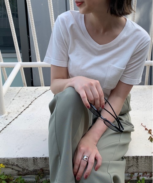 COLONY 2139(コロニートゥーワンスリーナイン)の「VネックベーシックTシャツ(Tシャツ/カットソー・レディース・ホワイト/ブラック/ベージュ/ネイビー/カーキ・SMALL/MEDIUM/LARGE)」の11枚目の写真