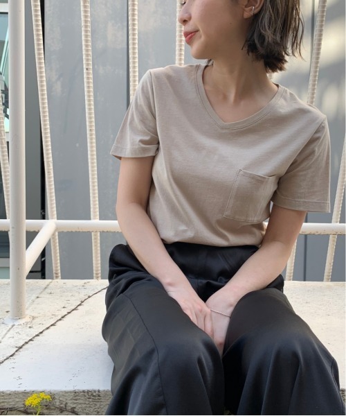 COLONY 2139(コロニートゥーワンスリーナイン)の「VネックベーシックTシャツ(Tシャツ/カットソー・レディース・ホワイト/ブラック/ベージュ/ネイビー/カーキ・SMALL/MEDIUM/LARGE)」の15枚目の写真