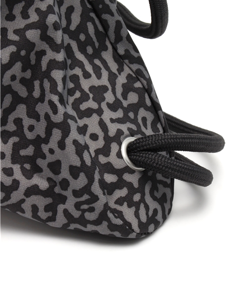 NIKE（ナイキ）の「ナイキ ジムサック 巾着 アニマル柄 NIKE HERITAGE GYMSACK BA3329（バックパック/リュック・レディース・ブラック/グレー/パープル/ライトグリーン/レッド/ピンク/ブルー・ONE SIZE）」の12枚目の写真