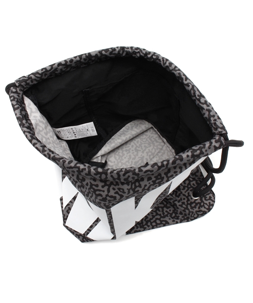 NIKE（ナイキ）の「ナイキ ジムサック 巾着 アニマル柄 NIKE HERITAGE GYMSACK BA3329（バックパック/リュック・レディース・ブラック/グレー/パープル/ライトグリーン/レッド/ピンク/ブルー・ONE SIZE）」の15枚目の写真