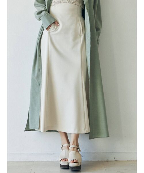 MURUA（ムルーア）の「カーブウエストマーメイドスカート（スカート・レディース・アイボリー/ブラック/ライトグリーン・1/2）」の2枚目の写真