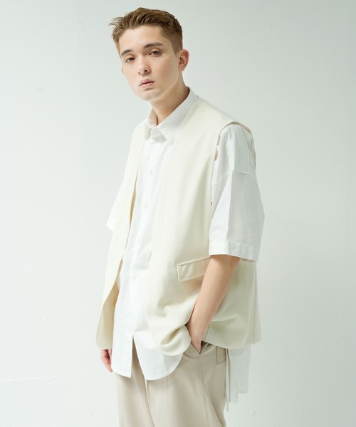 NILWAY（ニルウェイ）の「イージーケアツイル ノーカラーテーラードベスト（ベスト・メンズ・グレイッシュベージュ/ブラック/アイボリー/チャコール・MEDIUM/LARGE）」の16枚目の写真