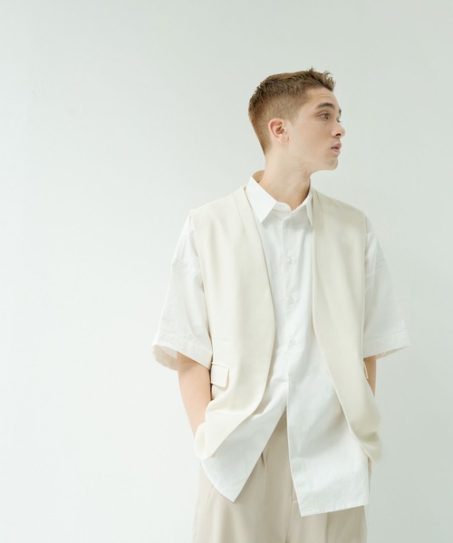 NILWAY（ニルウェイ）の「イージーケアツイル ノーカラーテーラードベスト（ベスト・メンズ・グレイッシュベージュ/ブラック/アイボリー/チャコール・MEDIUM/LARGE）」の18枚目の写真