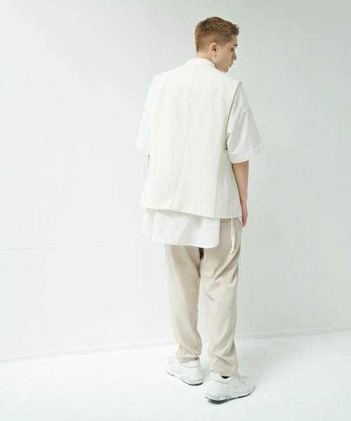 NILWAY（ニルウェイ）の「イージーケアツイル ノーカラーテーラードベスト（ベスト・メンズ・グレイッシュベージュ/ブラック/アイボリー/チャコール・MEDIUM/LARGE）」の20枚目の写真