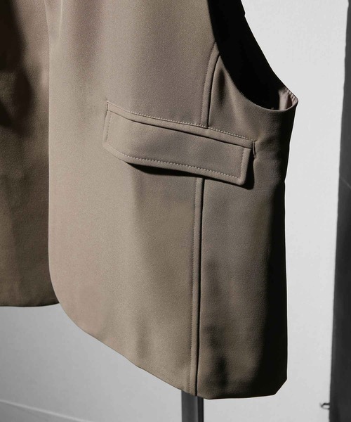 NILWAY（ニルウェイ）の「イージーケアツイル ノーカラーテーラードベスト（ベスト・メンズ・グレイッシュベージュ/ブラック/アイボリー/チャコール・MEDIUM/LARGE）」の15枚目の写真