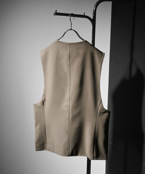 NILWAY（ニルウェイ）の「イージーケアツイル ノーカラーテーラードベスト（ベスト・メンズ・グレイッシュベージュ/ブラック/アイボリー/チャコール・MEDIUM/LARGE）」の8枚目の写真